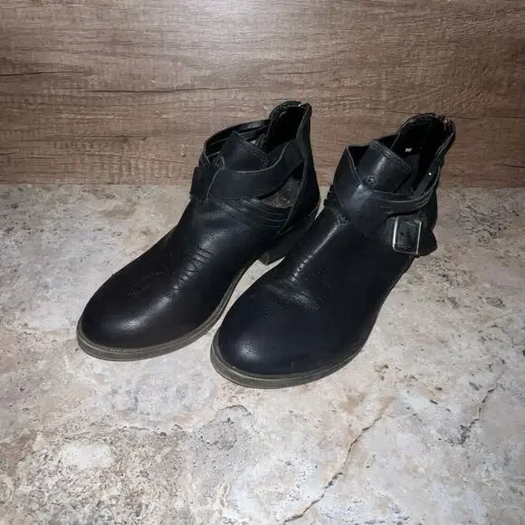 Jellypop MacKay Women’s Size 8M Stock #731808 Ankle Bootie Boots Black Belted - Picture 2 of 13